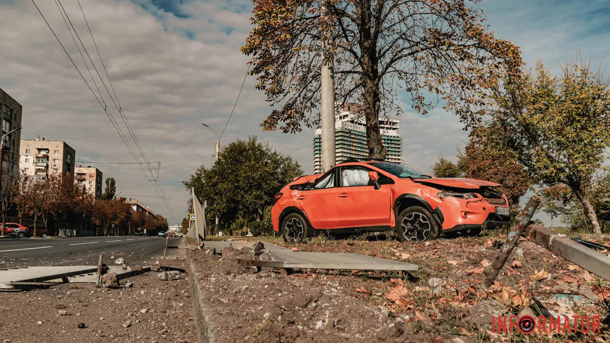 В Днепре на Сичеславской Набережной Subaru снес забор и влетел в бетонный столб