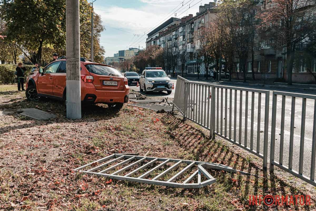 У суботу, 12 жовтня, у Дніпрі, на Січеславській Набережній, сталася аварія У Дніпрі на Січеславській Набережній Subaru зніс паркан та влетів у бетонний стовп 1