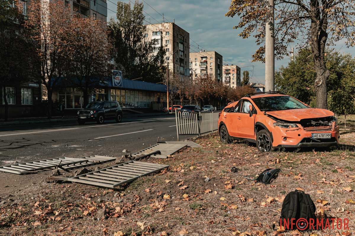 Тут Subaru влетів у огорожу та бетонний стовп У Дніпрі на Січеславській Набережній Subaru зніс паркан та влетів у бетонний стовп 2