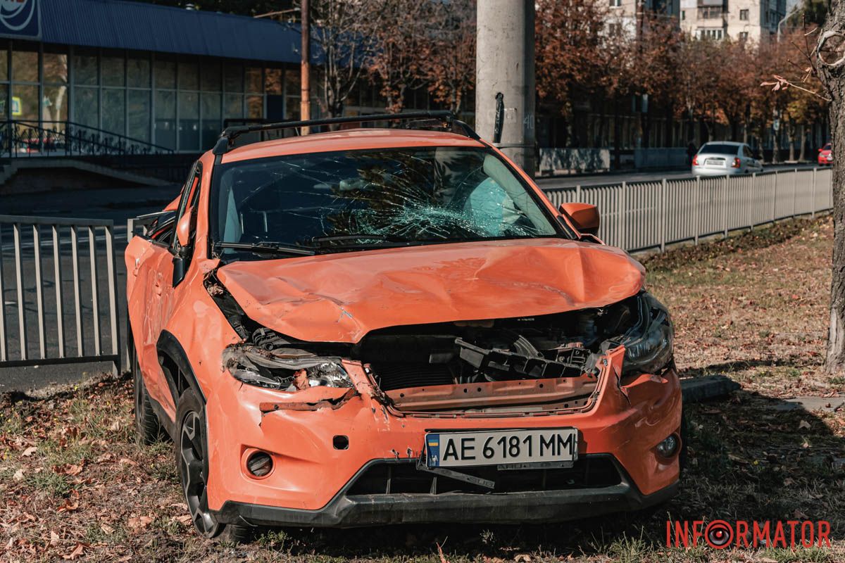 Попередньо, усі цілі У Дніпрі на Січеславській Набережній Subaru зніс паркан та влетів у бетонний стовп 3