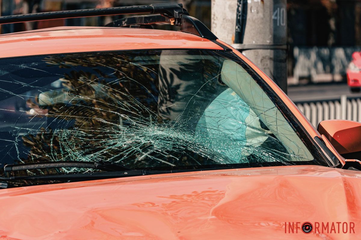 Інцидент стався о 10:30 У Дніпрі на Січеславській Набережній Subaru зніс паркан та влетів у бетонний стовп 4