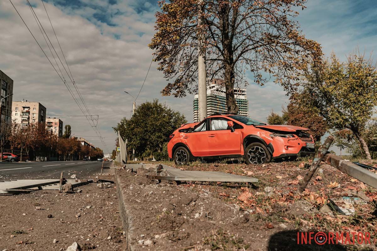 Бережіть себе У Дніпрі на Січеславській Набережній Subaru зніс паркан та влетів у бетонний стовп 9