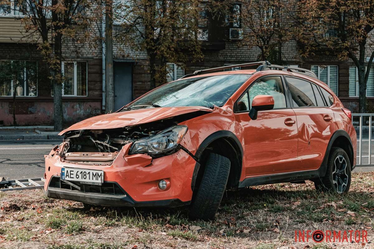 Фото: Дмитро Федоров У Дніпрі на Січеславській Набережній Subaru зніс паркан та влетів у бетонний стовп 8