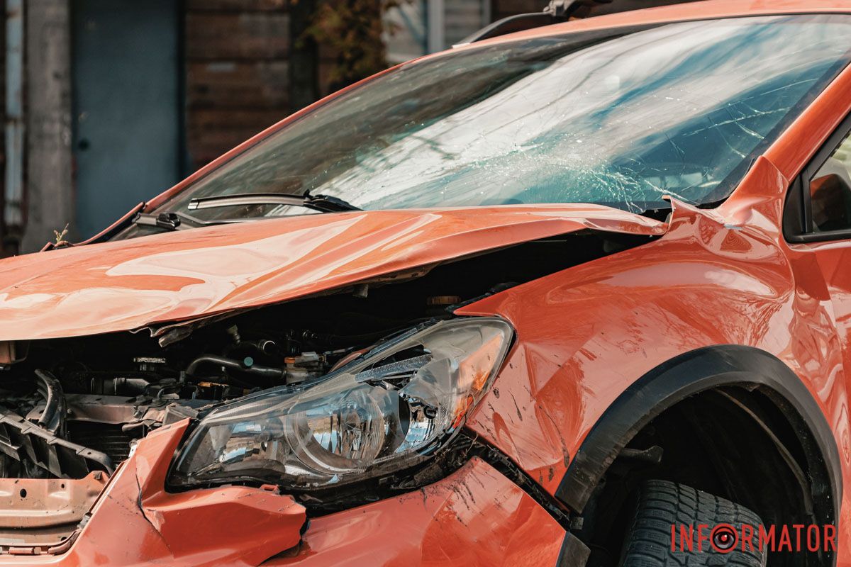 Внаслідок чого врізалась в огорожу, а потім — бетонний стовп У Дніпрі на Січеславській Набережній Subaru зніс паркан та влетів у бетонний стовп 7