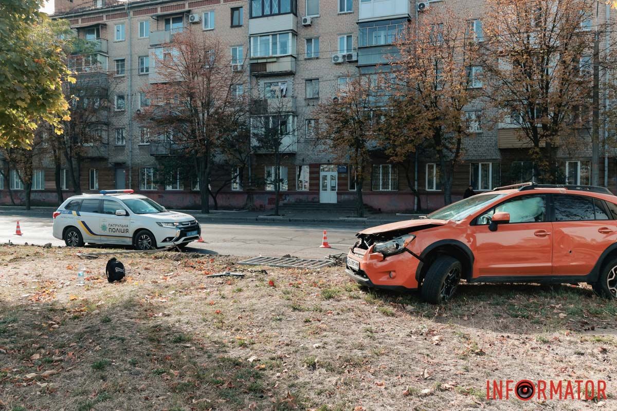 Її засліпило сонце та вона втратила керування У Дніпрі на Січеславській Набережній Subaru зніс паркан та влетів у бетонний стовп 6