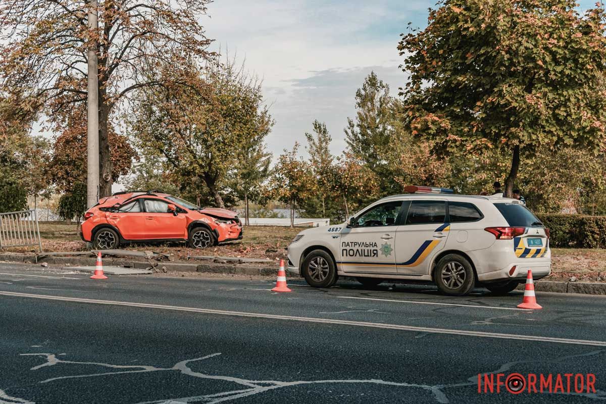 Попередньо, водійка їхала у напрямку річпорту У Дніпрі на Січеславській Набережній Subaru зніс паркан та влетів у бетонний стовп 5