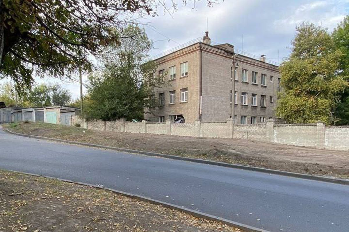 Там водій Lexus перелетів через паркан, врізався у будівлю комунального закладу спецшколи “Гармонія”