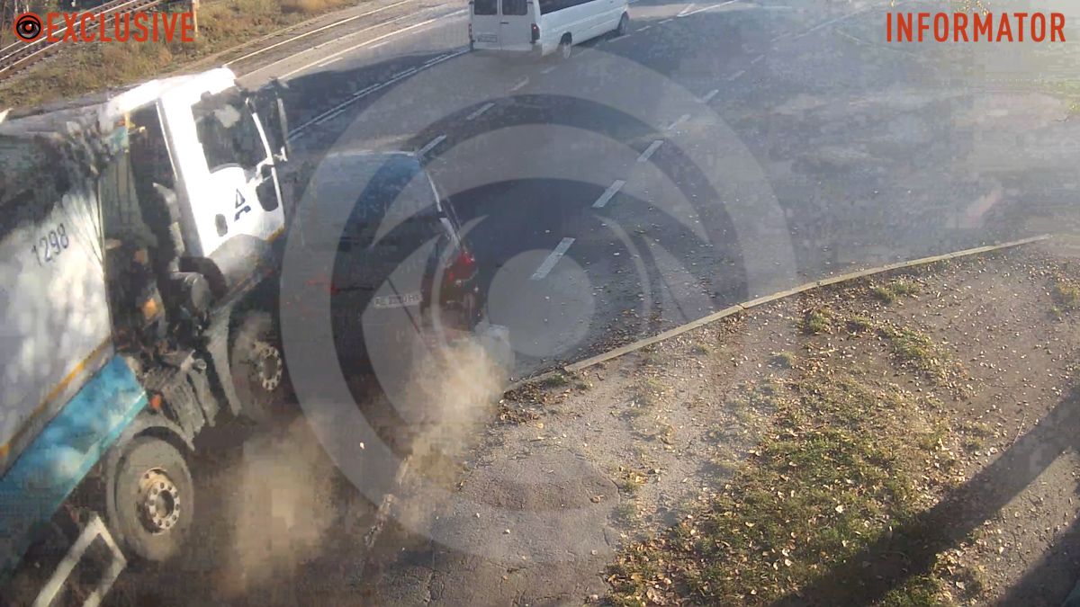 В Днепре на улице Нечуя-Левицкого столкнулись Toyota и грузовик Ford: видео момента