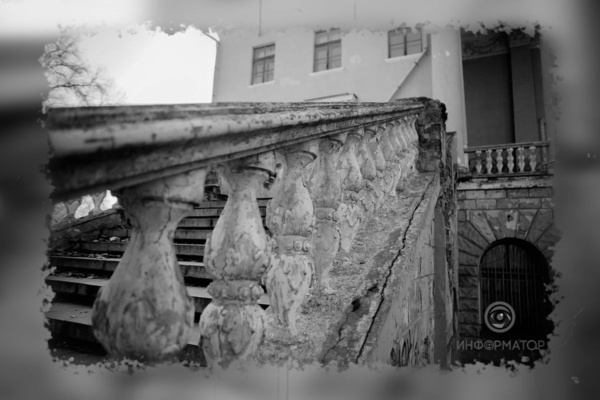 Существует мнение, что ступеньки дворца разрушены, поскольку они не были частью первоначального плана "Среди нас живут потомки Александра Калиостро": 2 часть тайн дворца Потемкина в Днепре 5