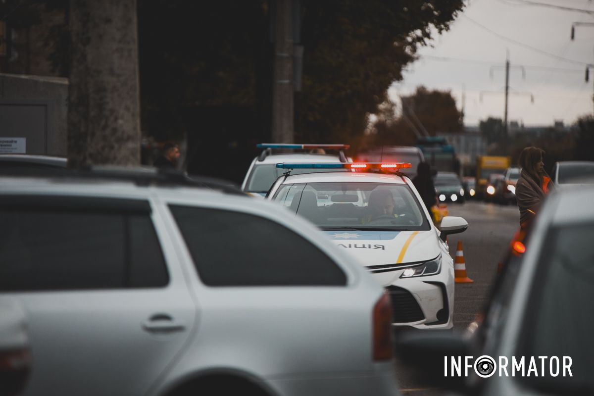 У Дніпрі на проспекті Поля Chevrolet в'їхав у людей поблизу зупинки: 4 постраждалих в лікарні 10