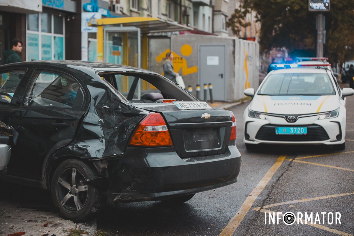 У Дніпрі на проспекті Поля Chevrolet в'їхав у людей поблизу зупинки: 4 постраждалих в лікарні 11
