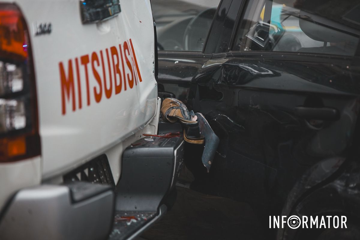 У Дніпрі на проспекті Поля Chevrolet в'їхав у людей поблизу зупинки: 4 постраждалих в лікарні 9