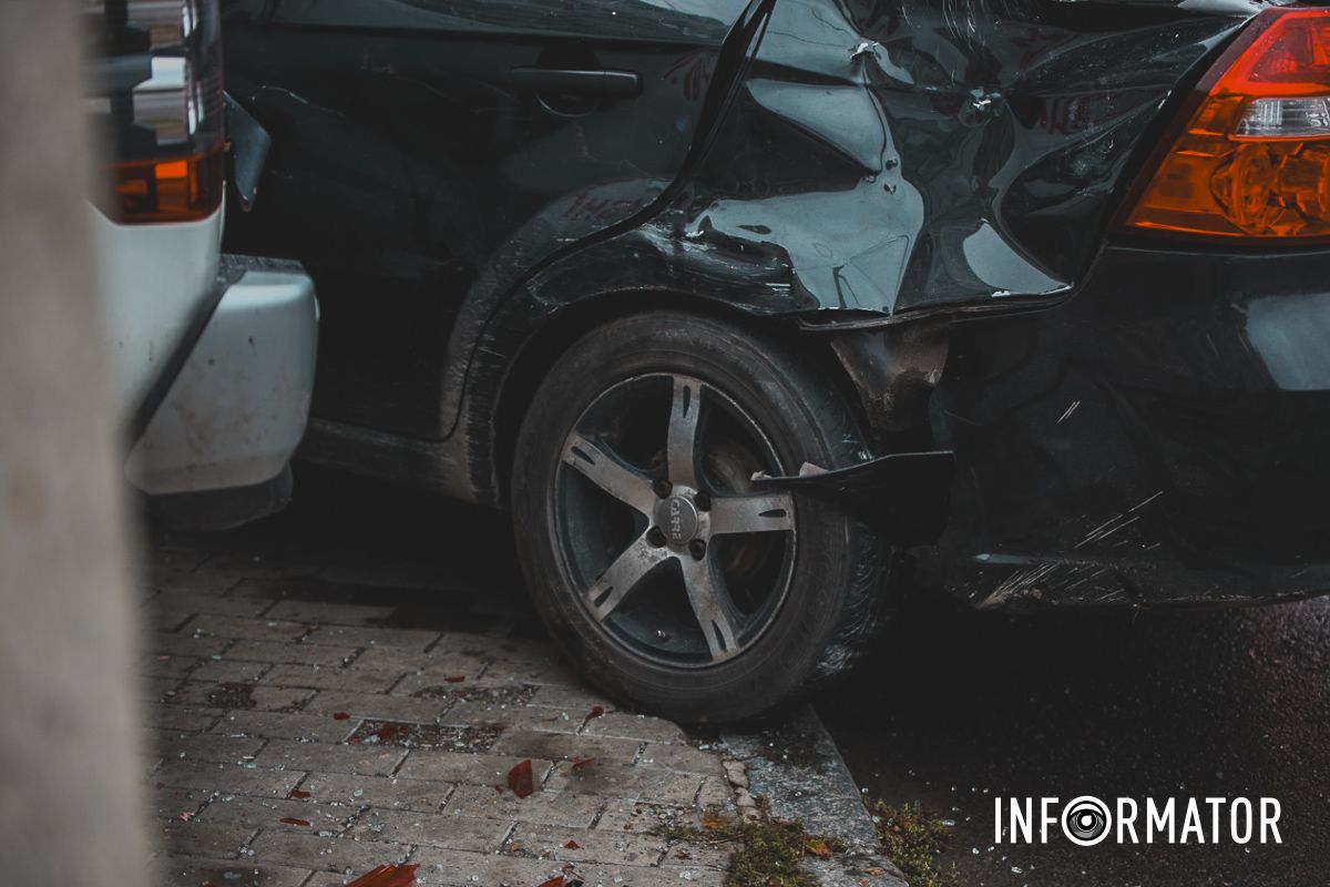 У Дніпрі на проспекті Поля Chevrolet в'їхав у людей поблизу зупинки: 4 постраждалих в лікарні 8