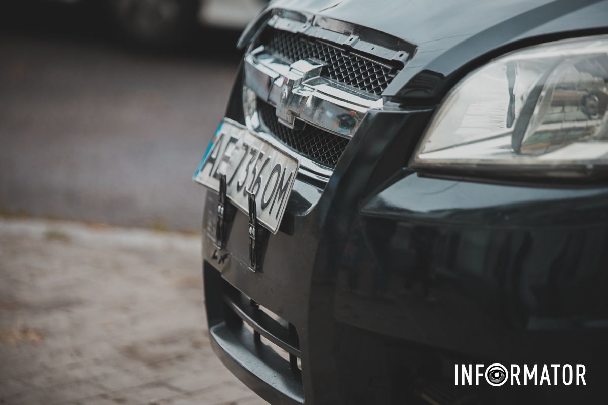 У Дніпрі на проспекті Поля Chevrolet в'їхав у людей поблизу зупинки: 4 постраждалих в лікарні 7