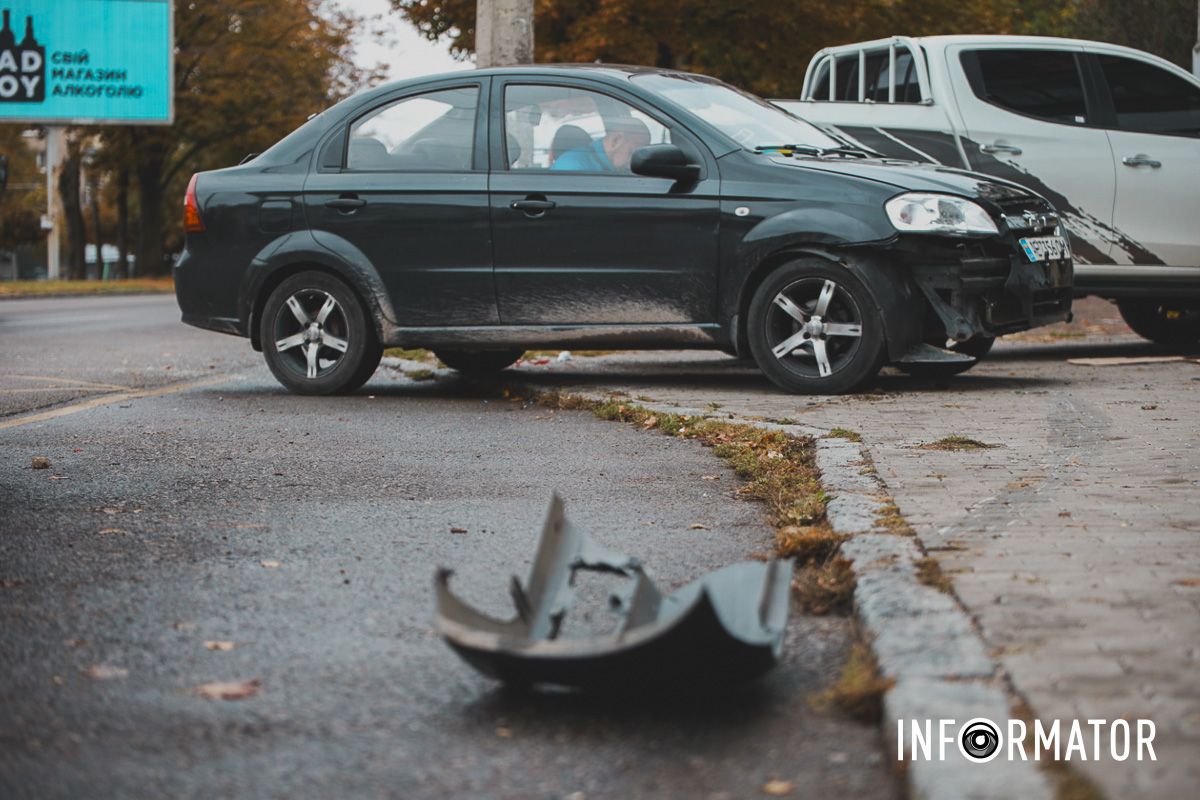 У Дніпрі на проспекті Поля Chevrolet в'їхав у людей поблизу зупинки: 4 постраждалих в лікарні 6