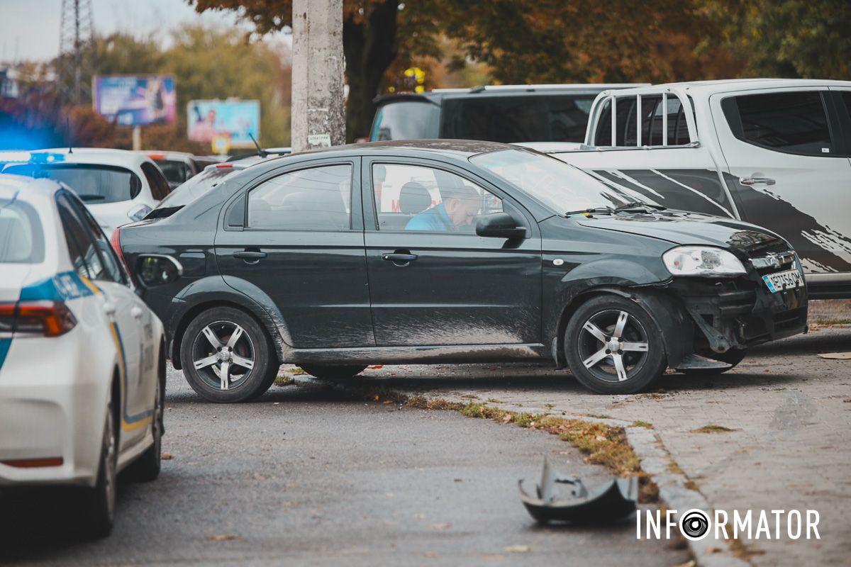 У Дніпрі на проспекті Поля Chevrolet в'їхав у людей поблизу зупинки: 4 постраждалих в лікарні 5