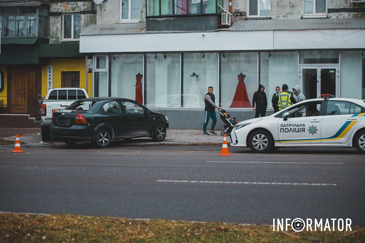 У Дніпрі на проспекті Поля Chevrolet в'їхав у людей поблизу зупинки: 4 постраждалих в лікарні 3