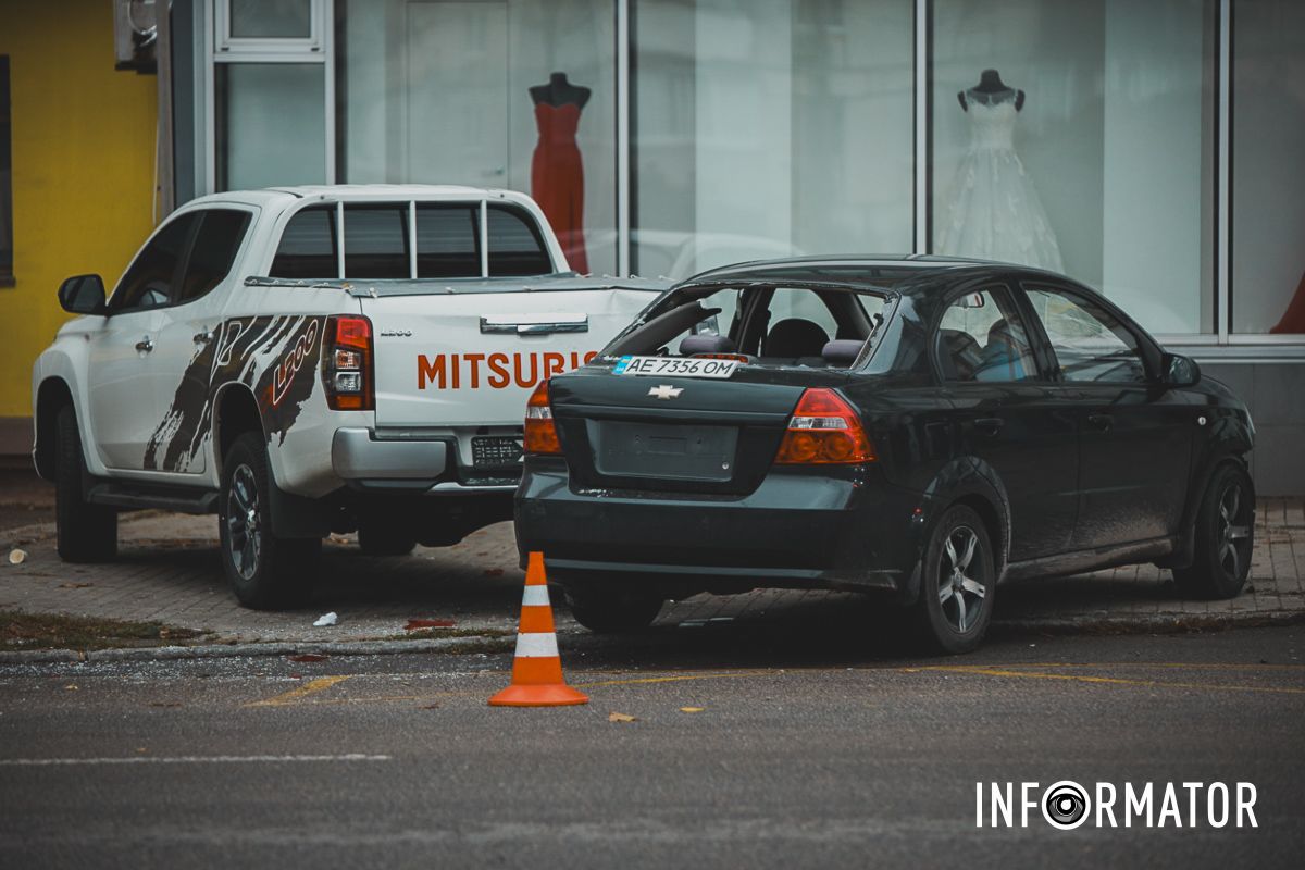 У Дніпрі на проспекті Поля Chevrolet в'їхав у людей поблизу зупинки: 4 постраждалих в лікарні 2