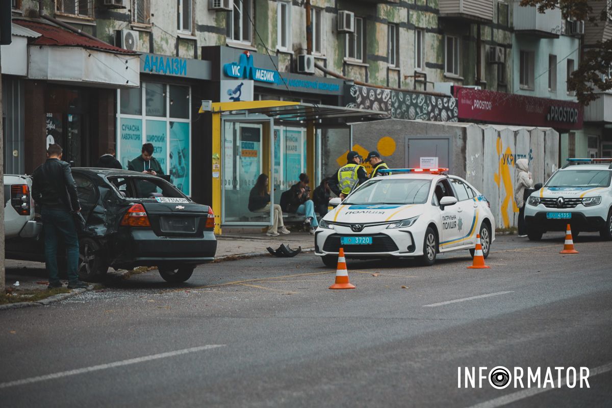 У Дніпрі на проспекті Поля Chevrolet в'їхав у людей поблизу зупинки: 4 постраждалих в лікарні 1