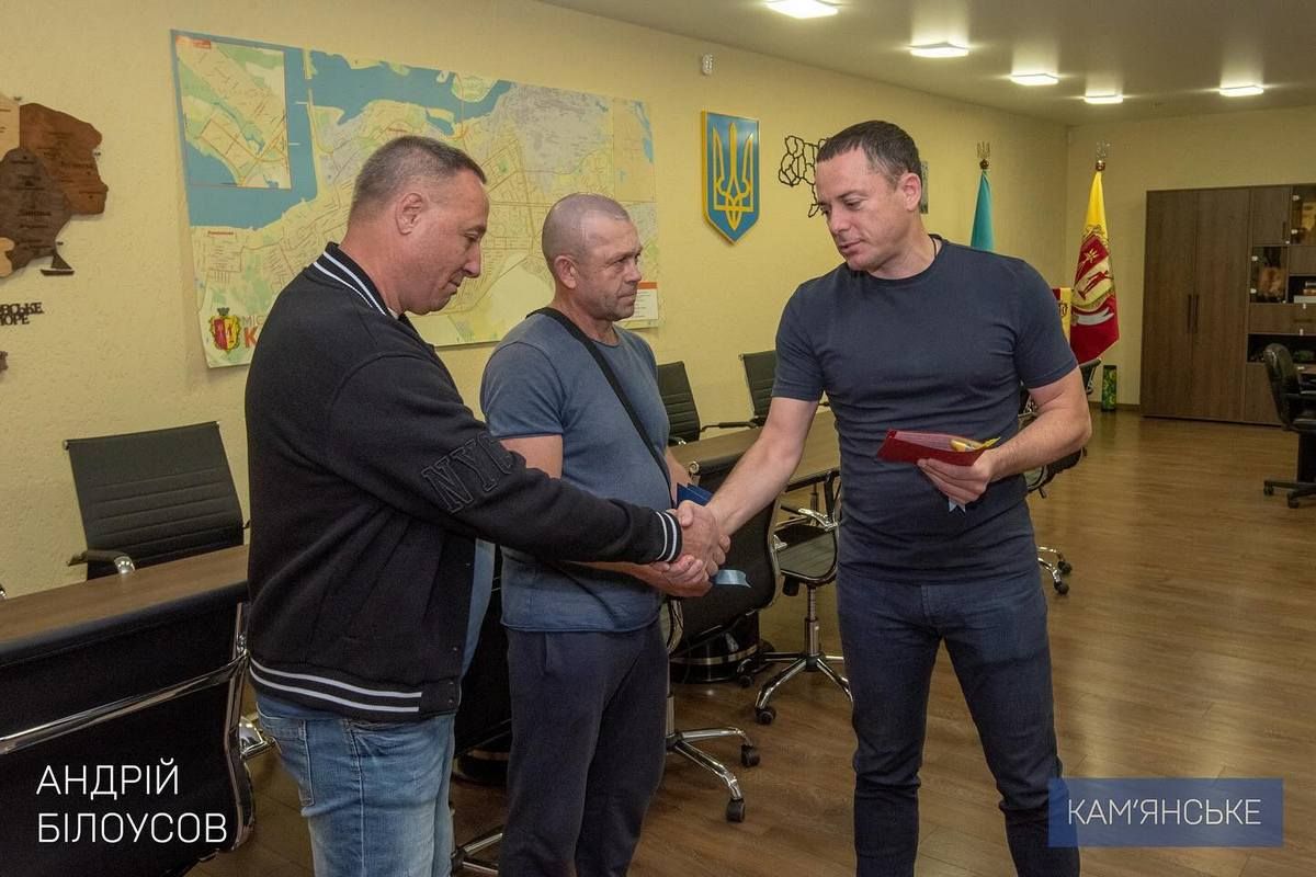 Две семьи из Каменского получили ключи от квартир Мэр Каменского передал ключи от квартир двум семьям 1