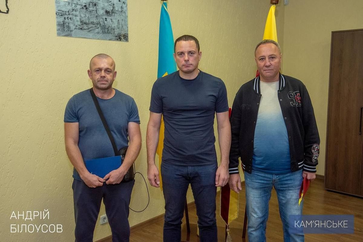 Юрий, Сергей, и городской голова Каменского (посередине) Мэр Каменского передал ключи от квартир двум семьям 3
