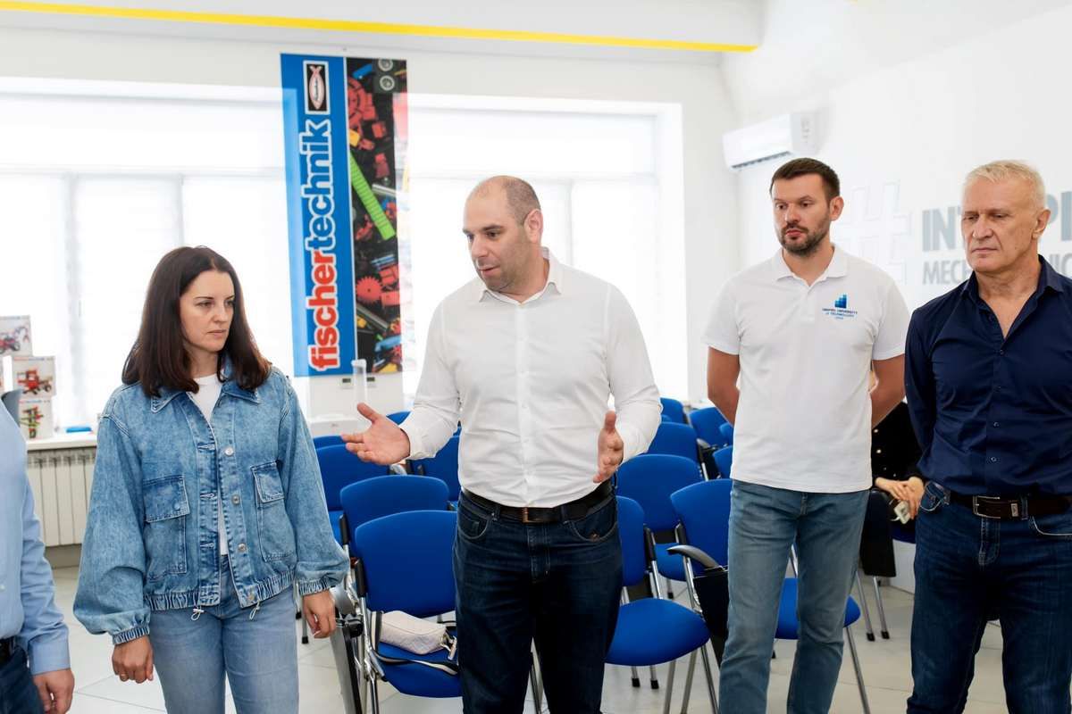 «Дніпровська політехніка» та «Інтерпайп» оновили устаткування лабораторії «Дніпровська політехніка» та «Інтерпайп» оновили устаткування лабораторії, в якій навчаються майбутні інженери у Дніпрі 1