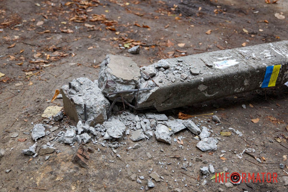 У Дніпрі на Тополя-2 біля під'їзду надломилося дерево і впав стовп: рух перекрито 3