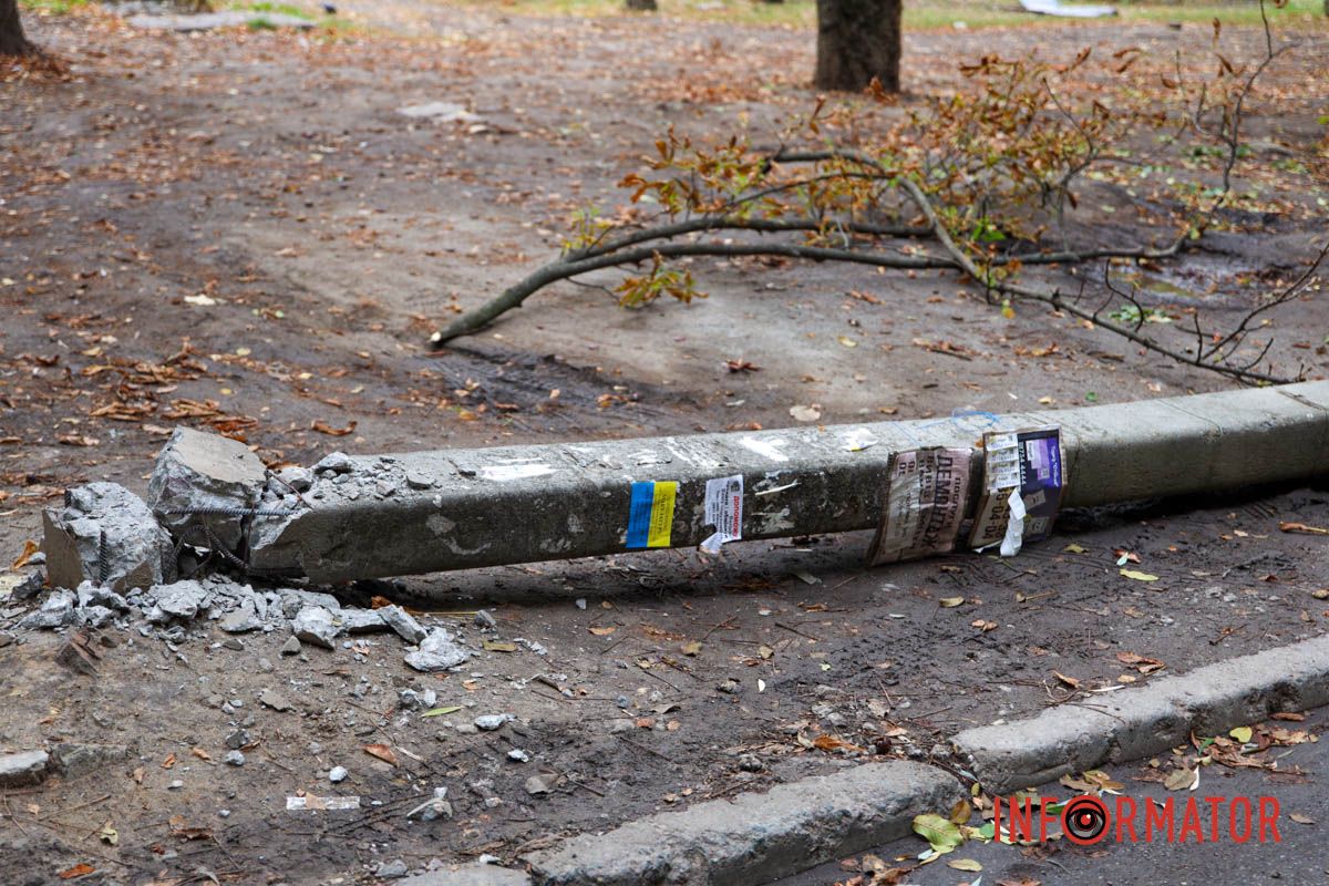 У Дніпрі на Тополя-2 біля під'їзду надломилося дерево і впав стовп: рух перекрито 15