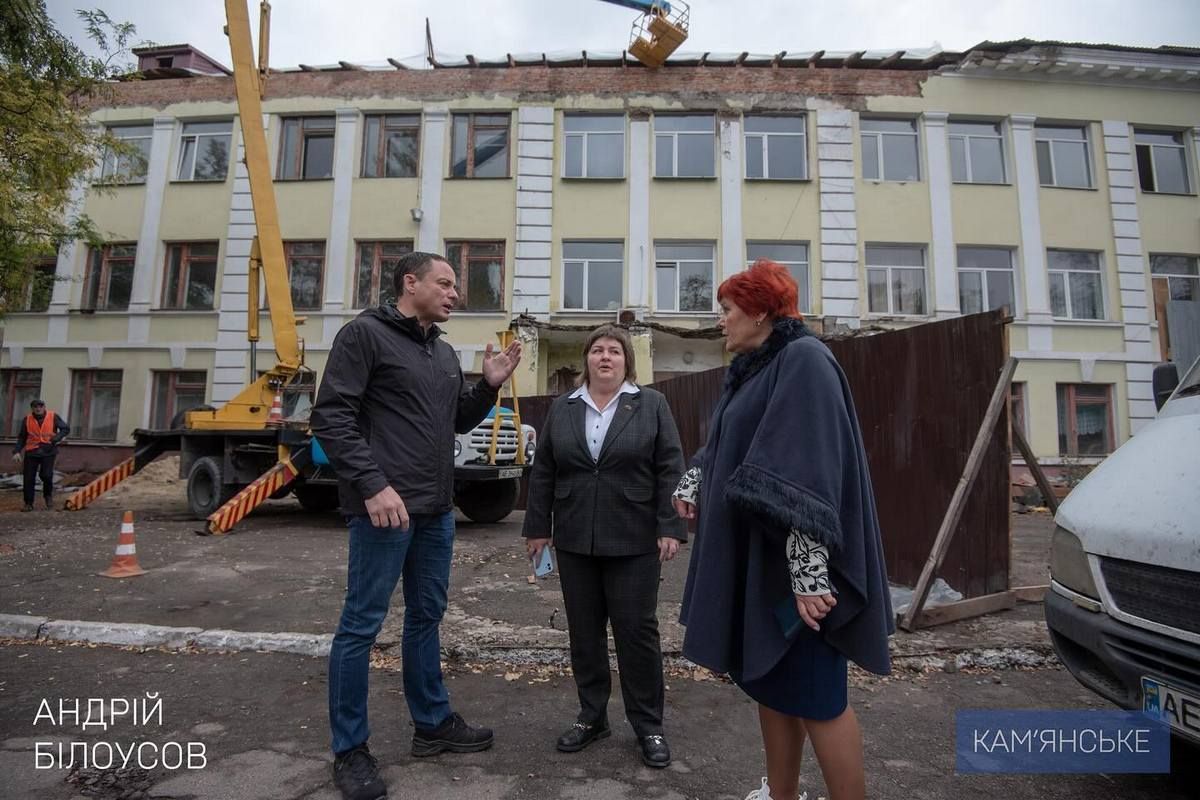 Андрій Блоусов перевірив, як ведуться будівельні роботи в навчальних закладах міста У Кам'янському проводять ремонти у навчальних закладах: мер міста перевірив хід робіт 1