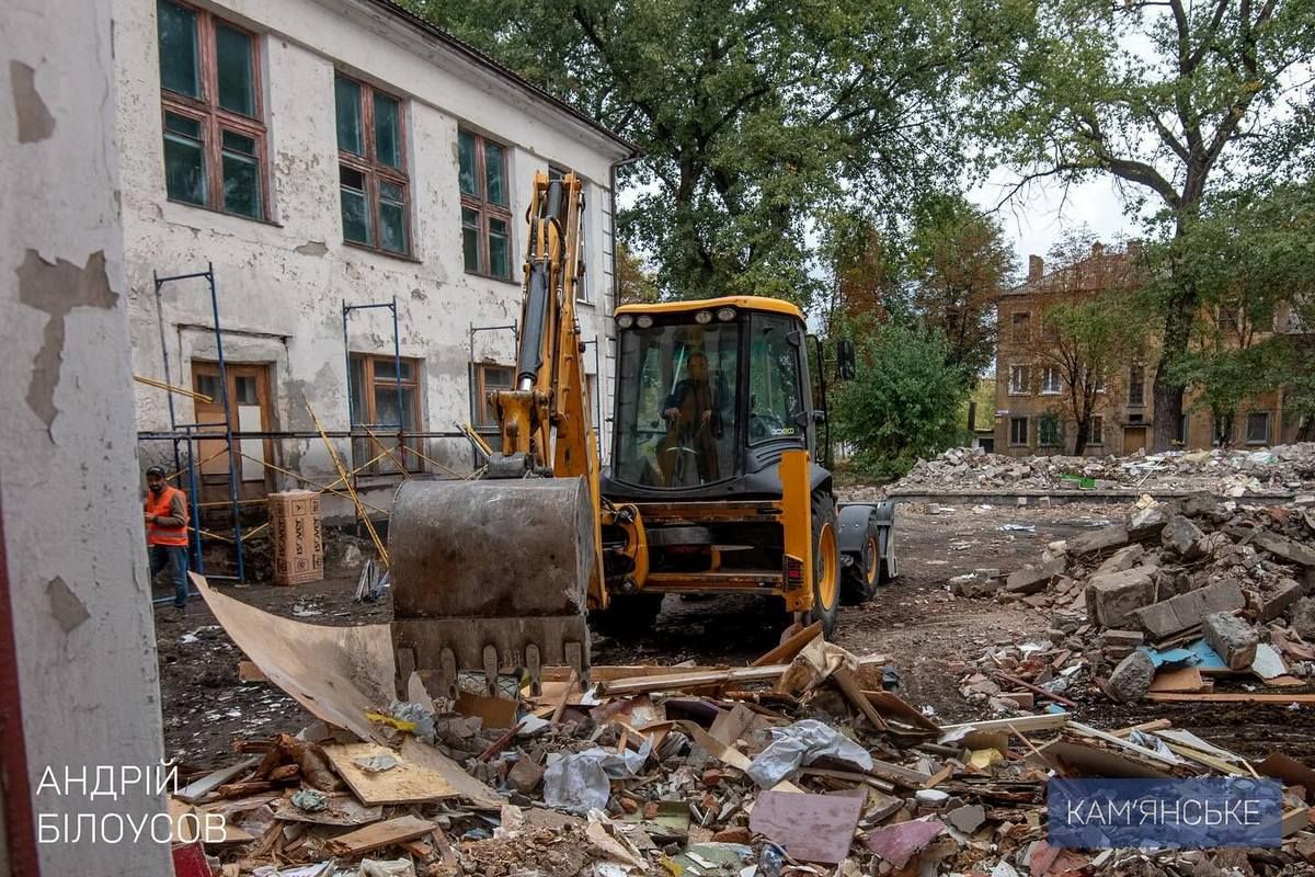 На початку року відкрили перший корпус у 20-й школі У Кам'янському проводять ремонти у навчальних закладах: мер міста перевірив хід робіт 2
