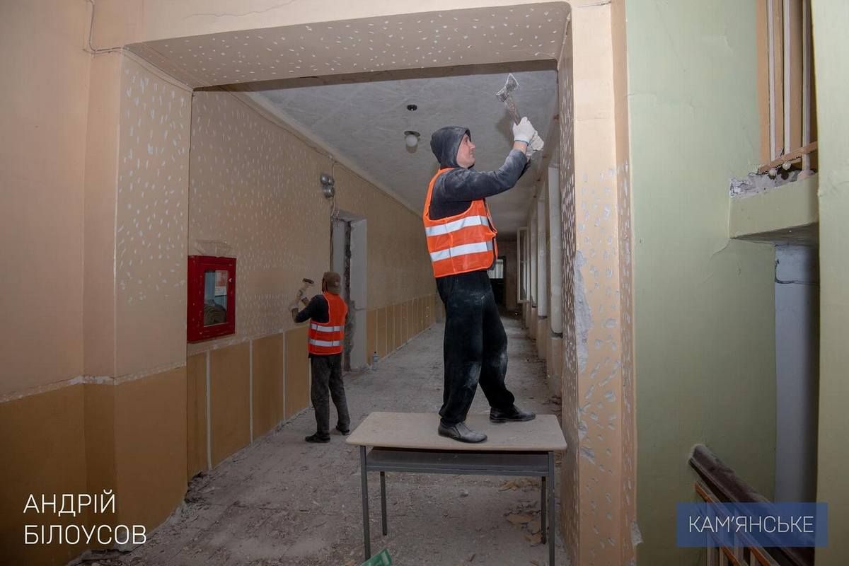 Зараз активно тривають роботи у другому У Кам'янському проводять ремонти у навчальних закладах: мер міста перевірив хід робіт 3