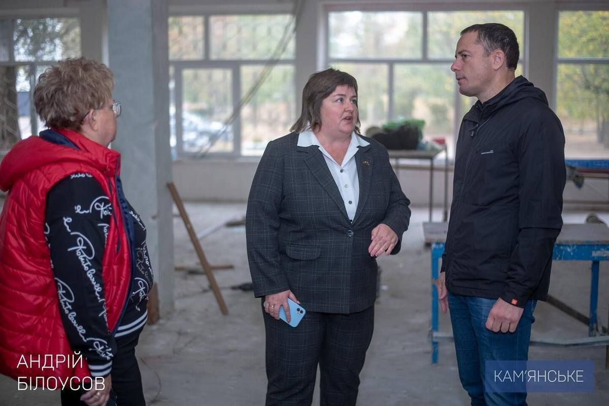 У кожній із них навчається понад тисяча дітей У Кам'янському проводять ремонти у навчальних закладах: мер міста перевірив хід робіт 5
