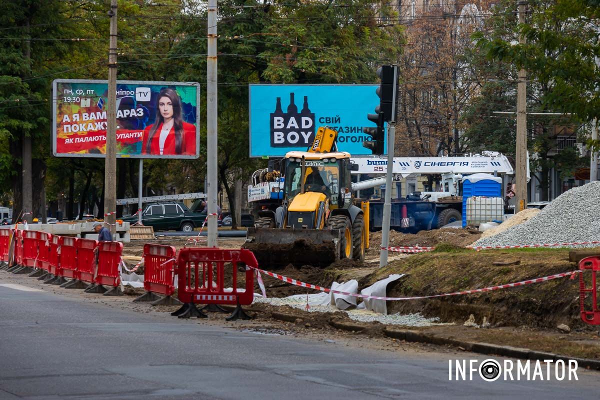На перекрестке проспекта Леси Украинки и бульвара Батальона Днепр ремонтируют трамвайный переезд