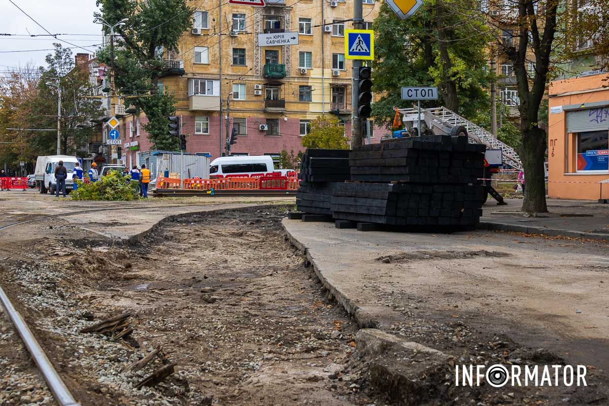 Отремонтируют и шесть стрелочных переводов, три трамвайных сечения путей, заменят контактные сети, опоры, светофорные объекты