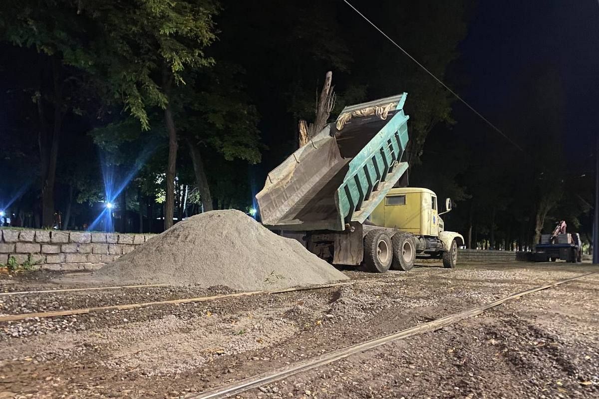 Планується, що за 5-6 змін тут укладуть 400 плит формату 1-П Планується, що за 5-6 змін тут укладуть 400 плит формату 1-П