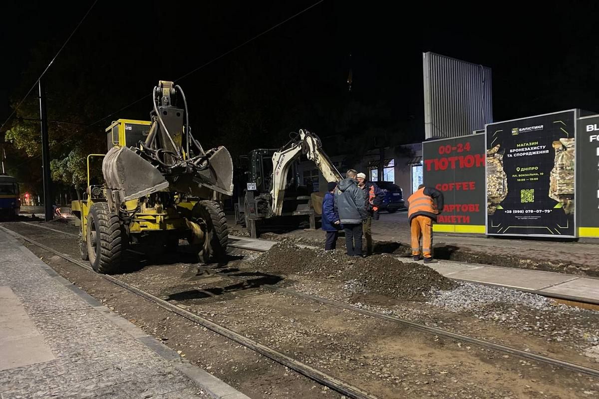 Наразі для зручності пасажирів та пішоходів поміж рейками вкладають плити Наразі для зручності пасажирів та пішоходів поміж рейками вкладають плити