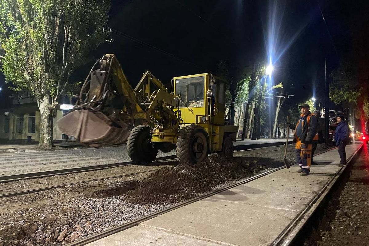 Там оновлюють трамвайну колію Там оновлюють трамвайну колію