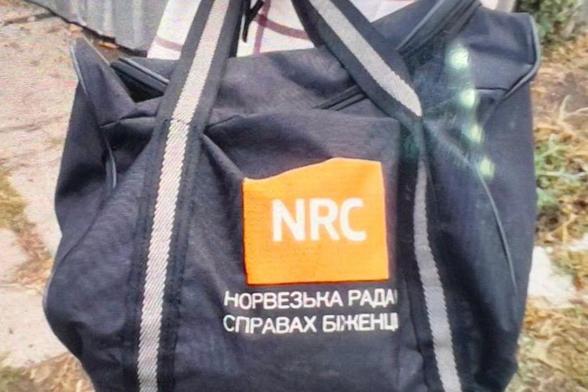 При собі дівчина мала таку сумку При собі дівчина мала таку сумку