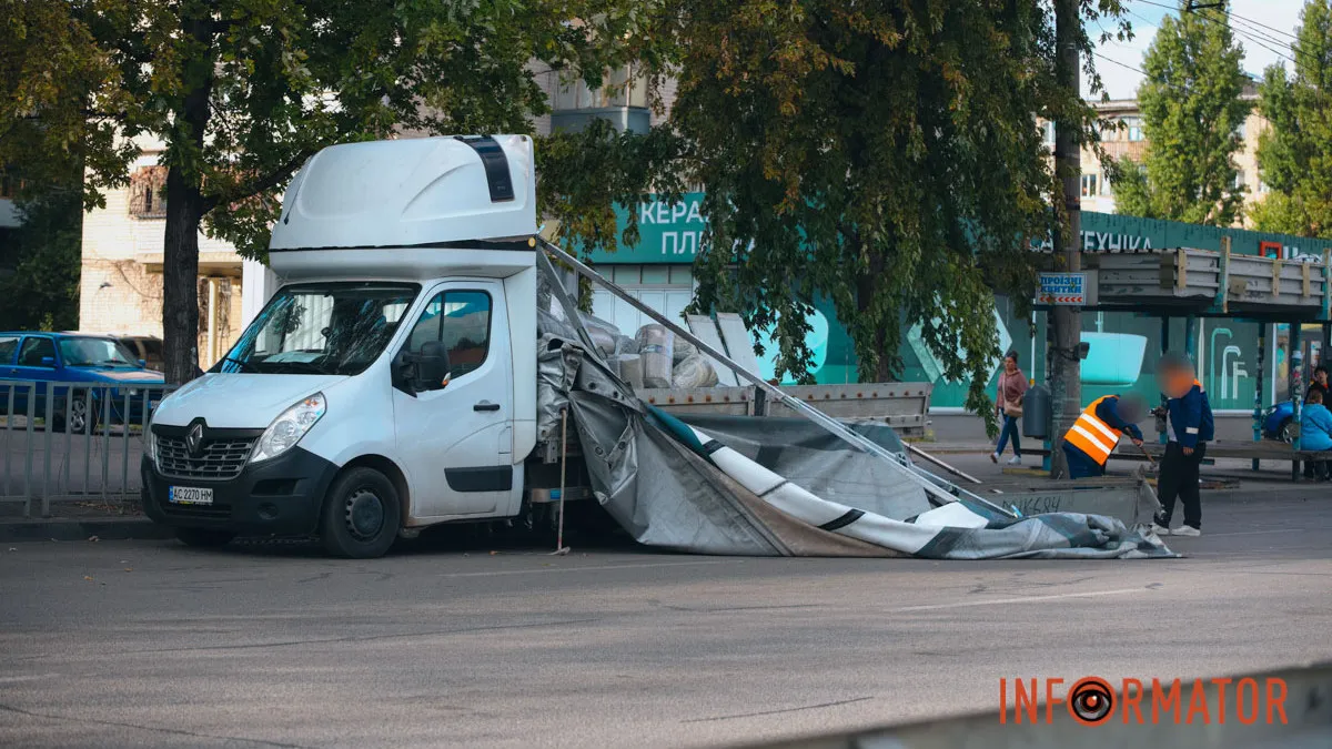 На Слобожанському проспекті у Дніпрі після зіткнення з тролейбусом у вантажівки Renault "розвалився" кузов: зайнята смуга