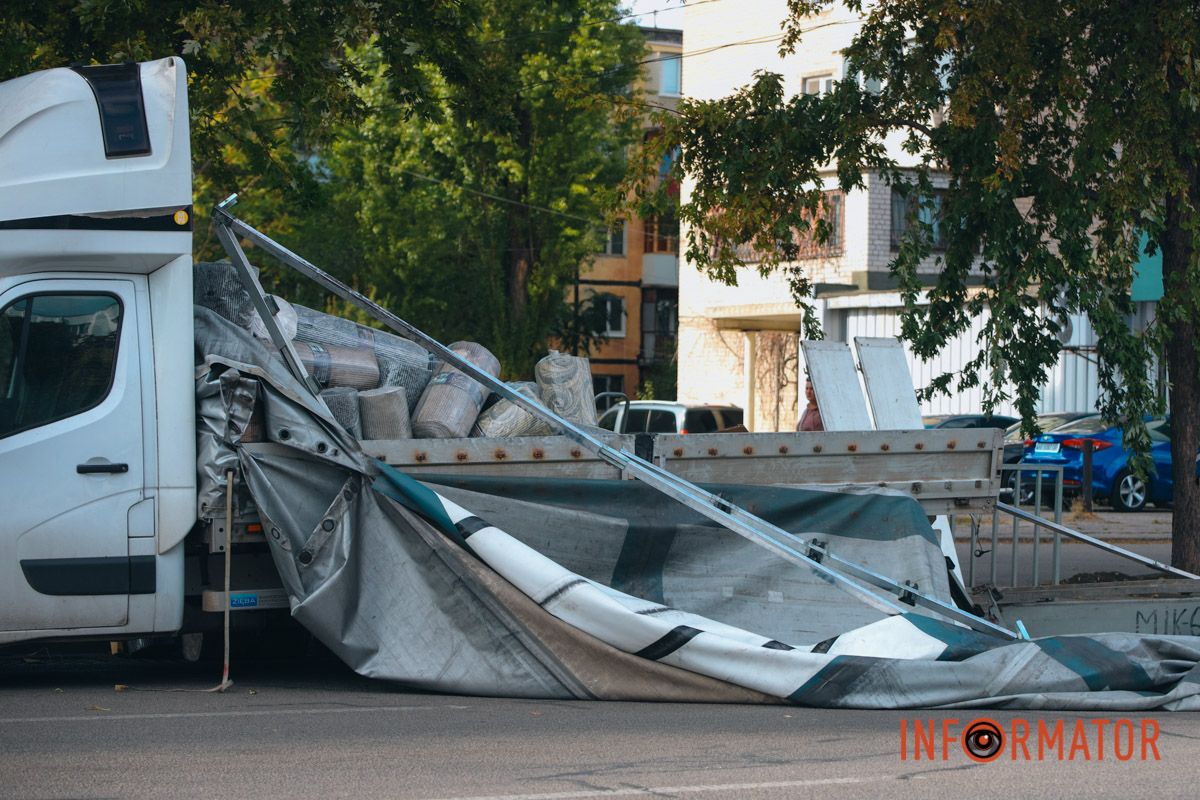 На Слобожанському проспекті після зіткнення з тролейбусом у вантажівки Renault "розвалився" кузов: зайнята смуга 4