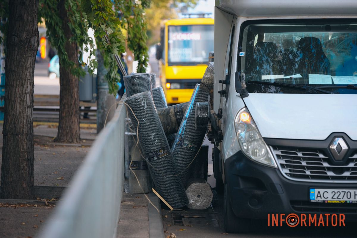 На Слобожанському проспекті після зіткнення з тролейбусом у вантажівки Renault "розвалився" кузов: зайнята смуга 10