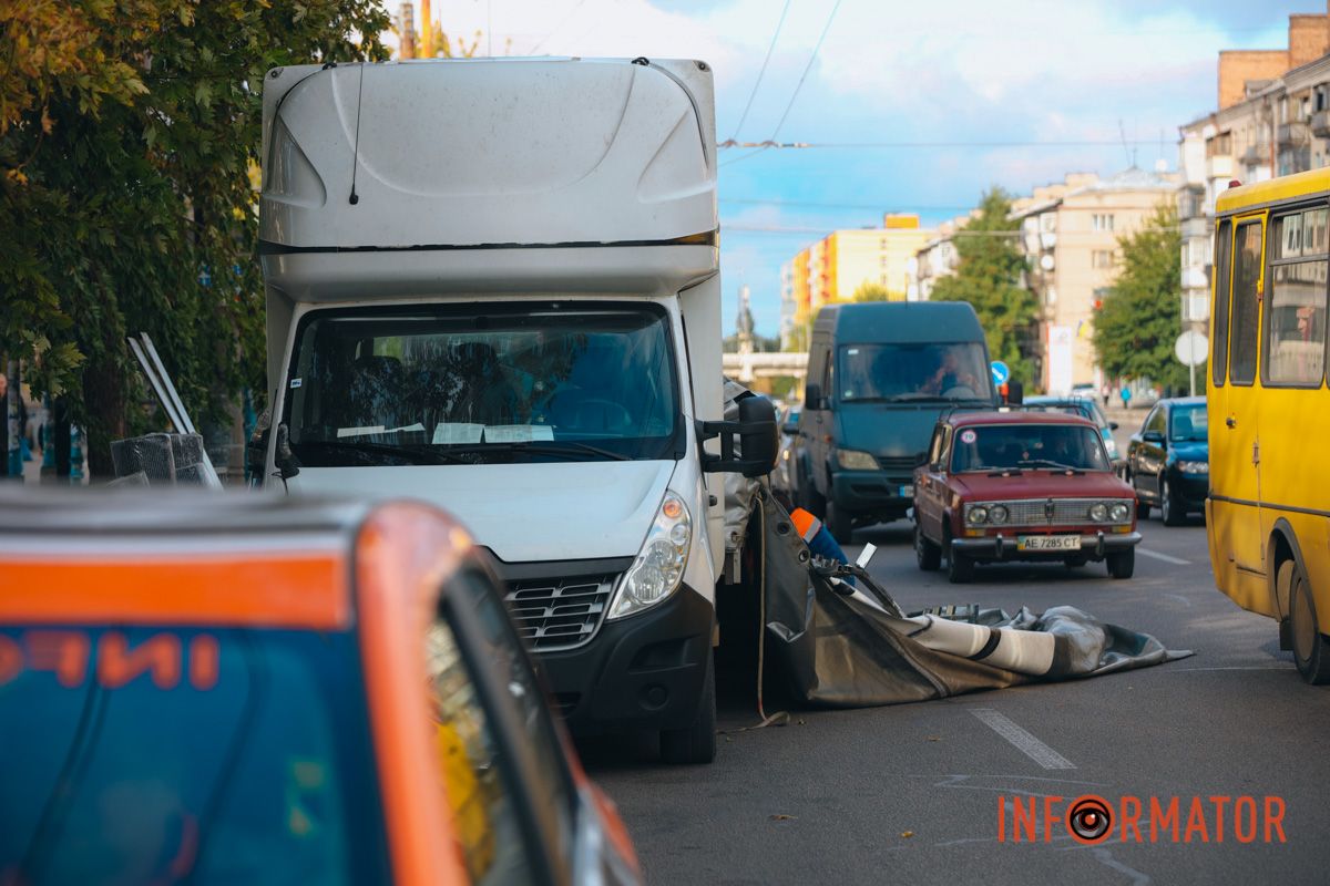 На Слобожанському проспекті після зіткнення з тролейбусом у вантажівки Renault "розвалився" кузов: зайнята смуга 3