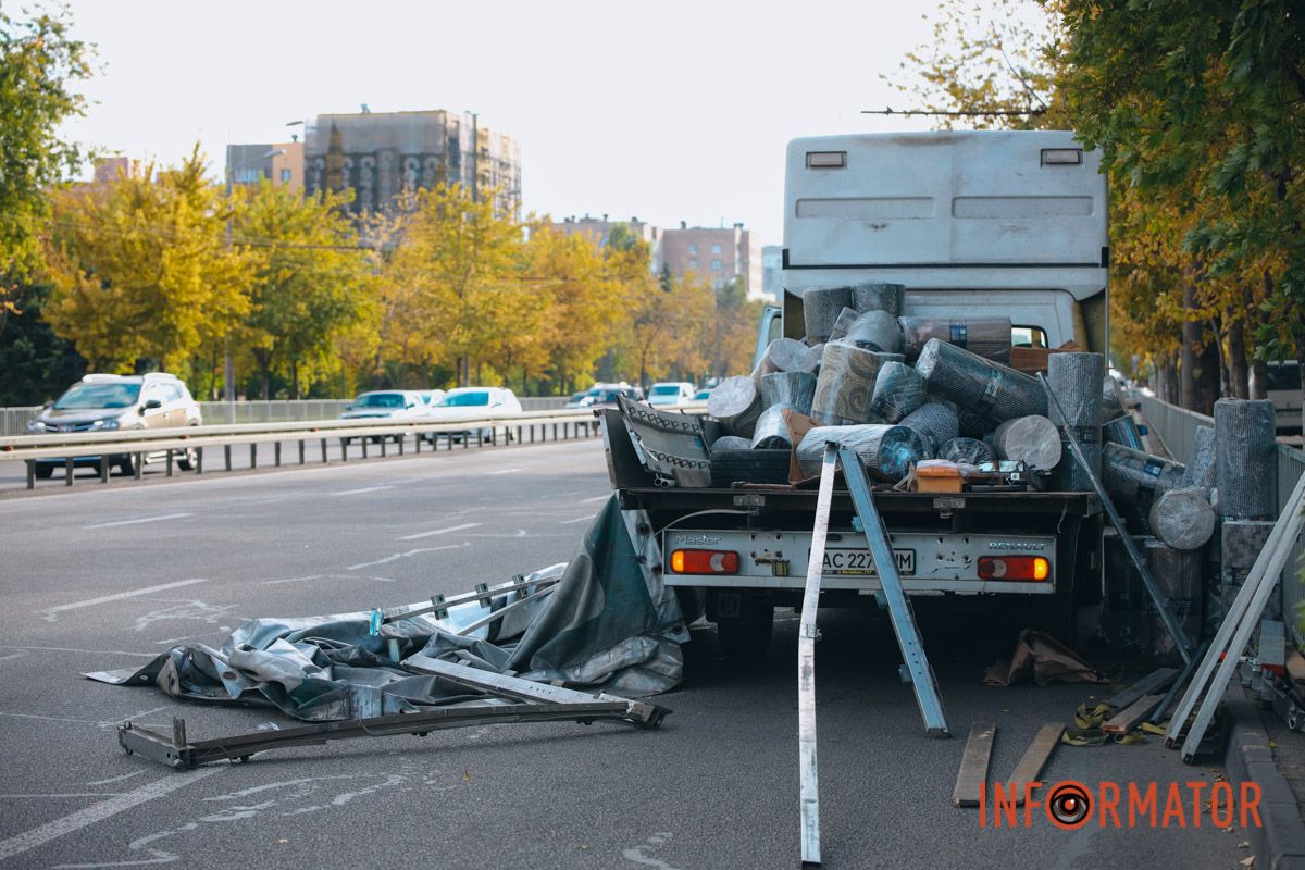 На Слобожанському проспекті після зіткнення з тролейбусом у вантажівки Renault "розвалився" кузов: зайнята смуга 1