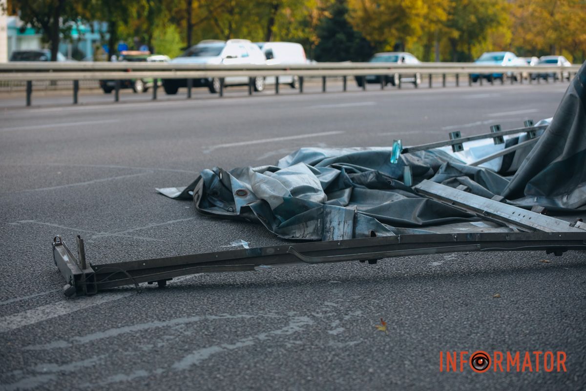 На Слобожанському проспекті після зіткнення з тролейбусом у вантажівки Renault "розвалився" кузов: зайнята смуга 7