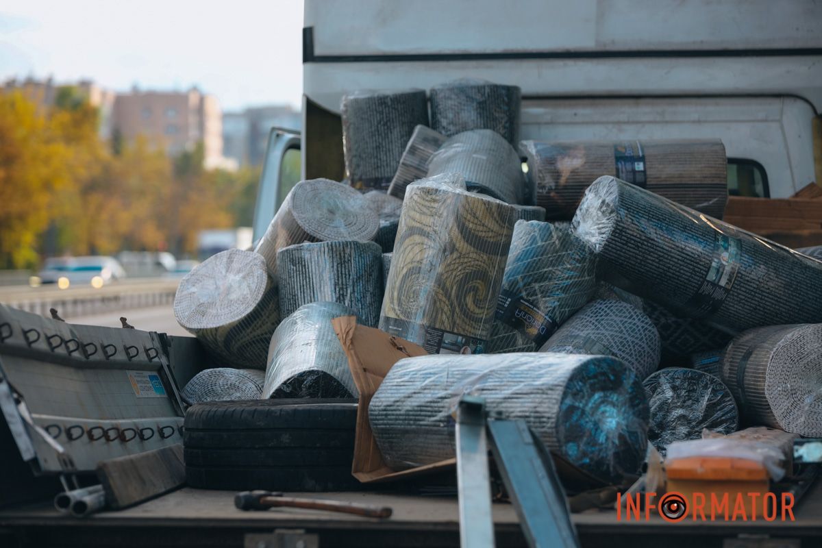 На Слобожанському проспекті після зіткнення з тролейбусом у вантажівки Renault "розвалився" кузов: зайнята смуга 5