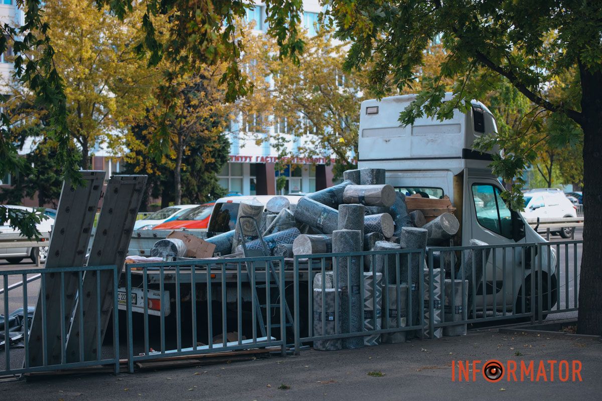 На Слобожанському проспекті після зіткнення з тролейбусом у вантажівки Renault "розвалився" кузов: зайнята смуга 2