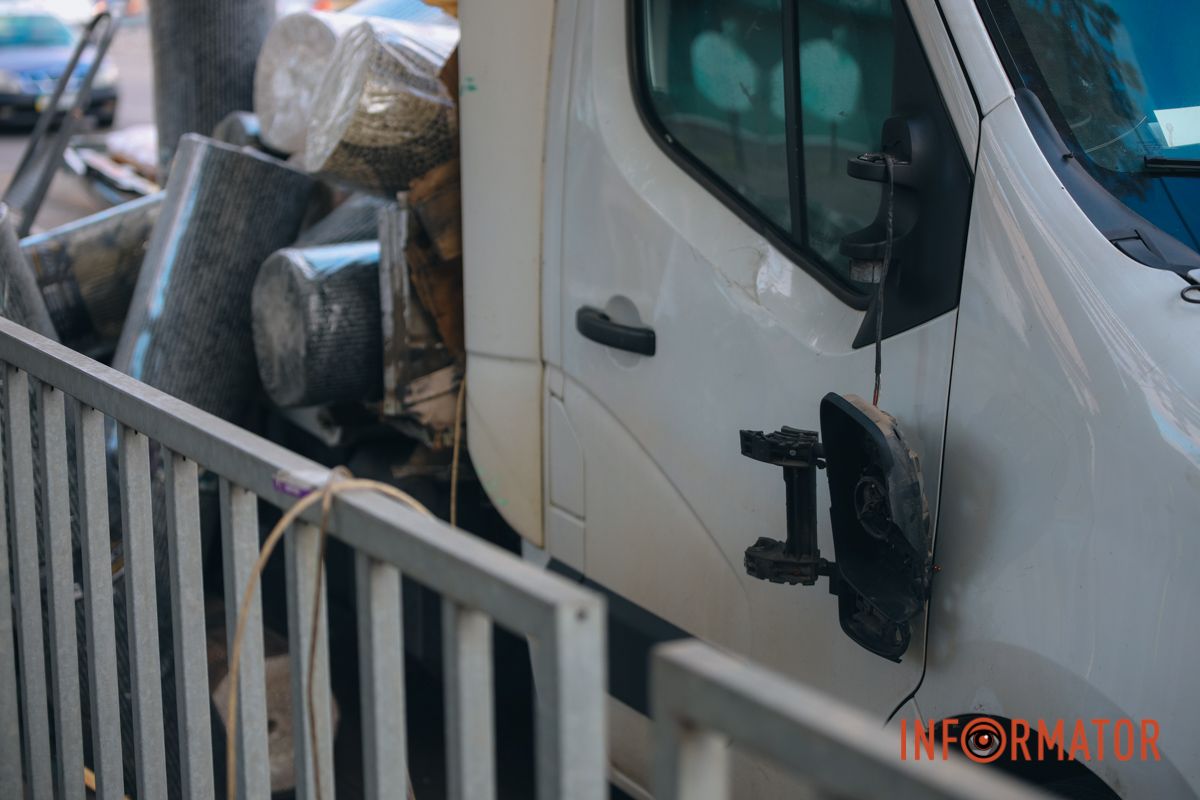 На Слобожанському проспекті після зіткнення з тролейбусом у вантажівки Renault "розвалився" кузов: зайнята смуга 6