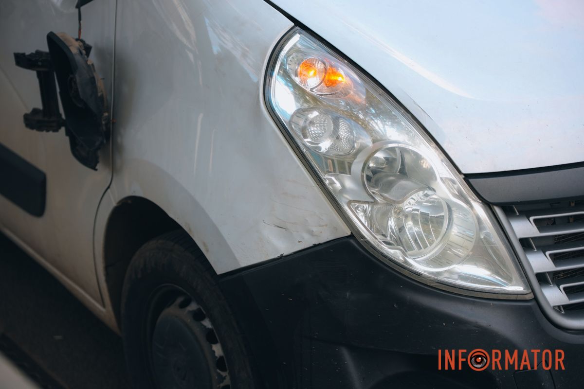 На Слобожанському проспекті після зіткнення з тролейбусом у вантажівки Renault "розвалився" кузов: зайнята смуга 8