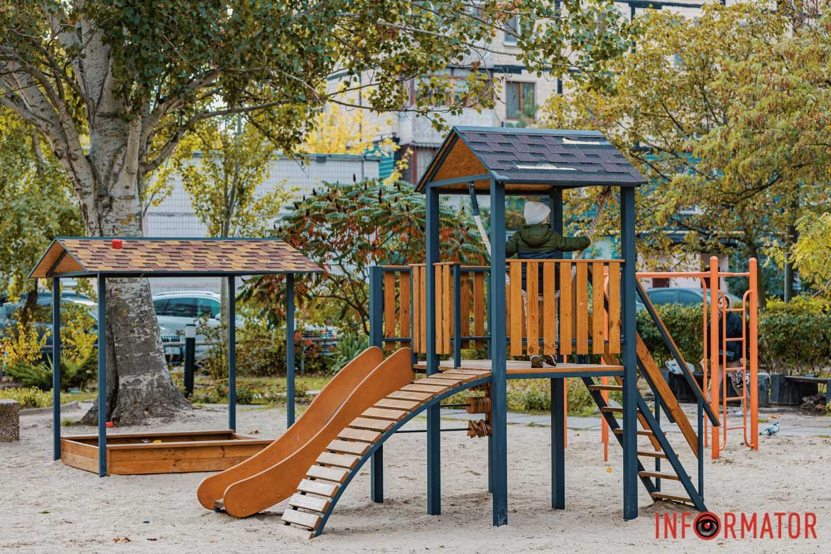 Недавно на участке обновили детскую площадку Недавно на участке обновили детскую площадку