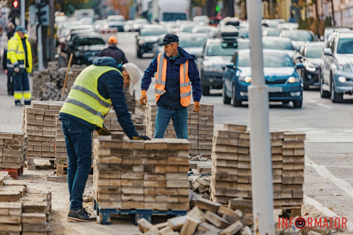 Зокрема, понижений бордюрний камінь У Дніпрі на проспекті Яворницького оновлюють підходи до пішохідних переходів 6